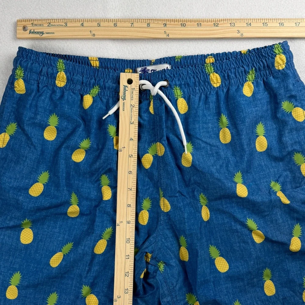 Trunks Surf & Swim Co Men’s Swimwear Board Shorts Pineapple Print Lined‎ Large